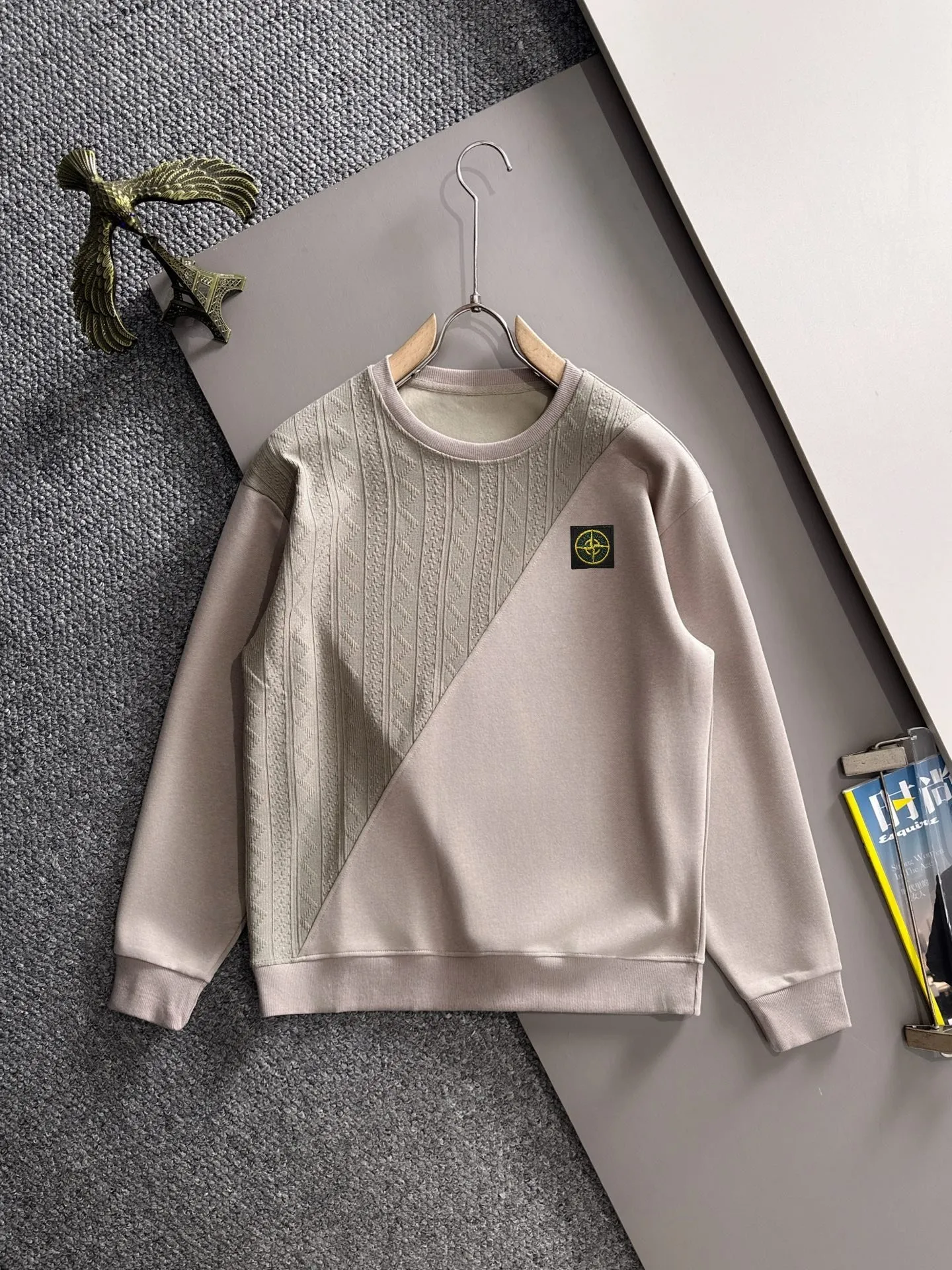 P360 Stone Island's exclusive first release of 25ss autumn and winter new round neck long-sleeved sweatshirts for men and women. Many celebrities share the same style. Craftsmanship that cannot be copied by ordinary small workshops. We are not afraid of any challenges in terms of materials, detail restoration and craftsmanship, just to provide you with wonderful products. Compare the top original versions at will. No expense is spared just to do better. Unique imported fabric feel. Purely imported German machine production. Precision operation. Thousands of needles density. Full set of new accessories with three standards for simultaneous customization. The upper body is versatile and fashionable. A perfect choice for autumn and winter. A must-have item. Size chart: m-4XL (Please state your height and weight when placing an order.